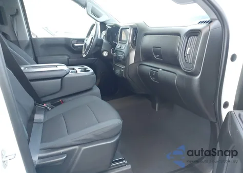 2021 Chevrolet Silverado 1500 2Wd Short Bed Custom z USA, uszkodzony, nr VIN 1GCPWBEK9MZ218801